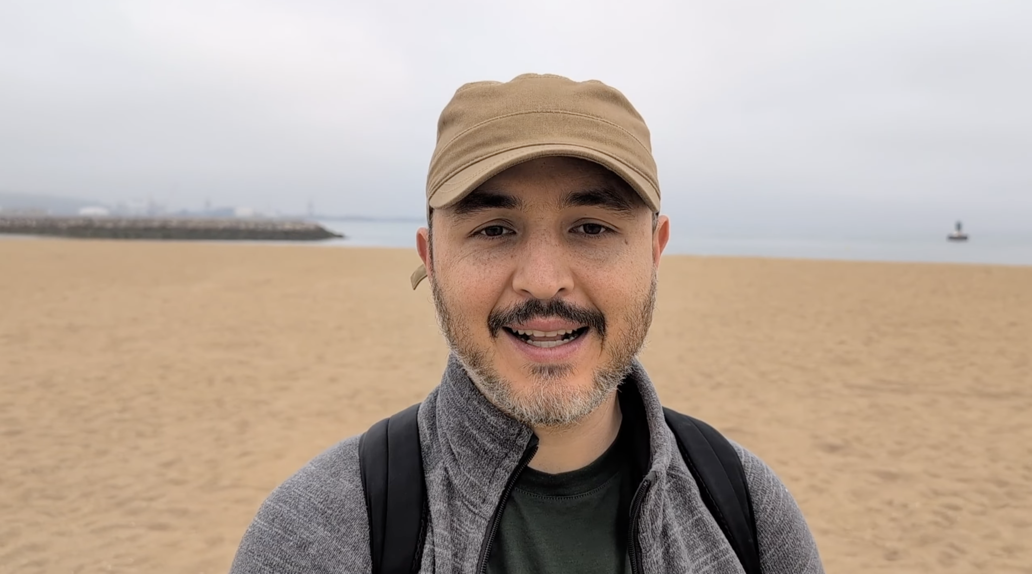 Felipe Aguirre en una playa de Barcelona